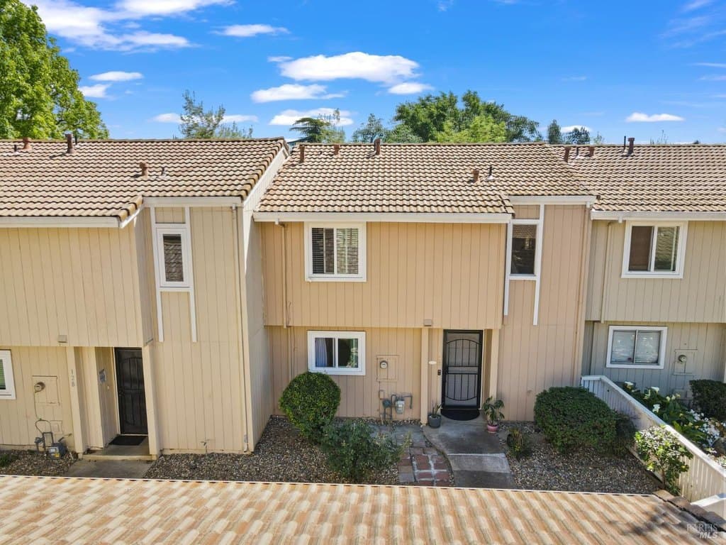 3 bedroom townhouse for sale at 130 Arcadia Dr Vacaville 95687 - $399,999