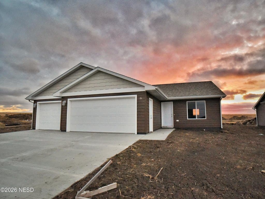 3 bedroom house for sale at 19 27th St SW Watertown 57201 - $295,000