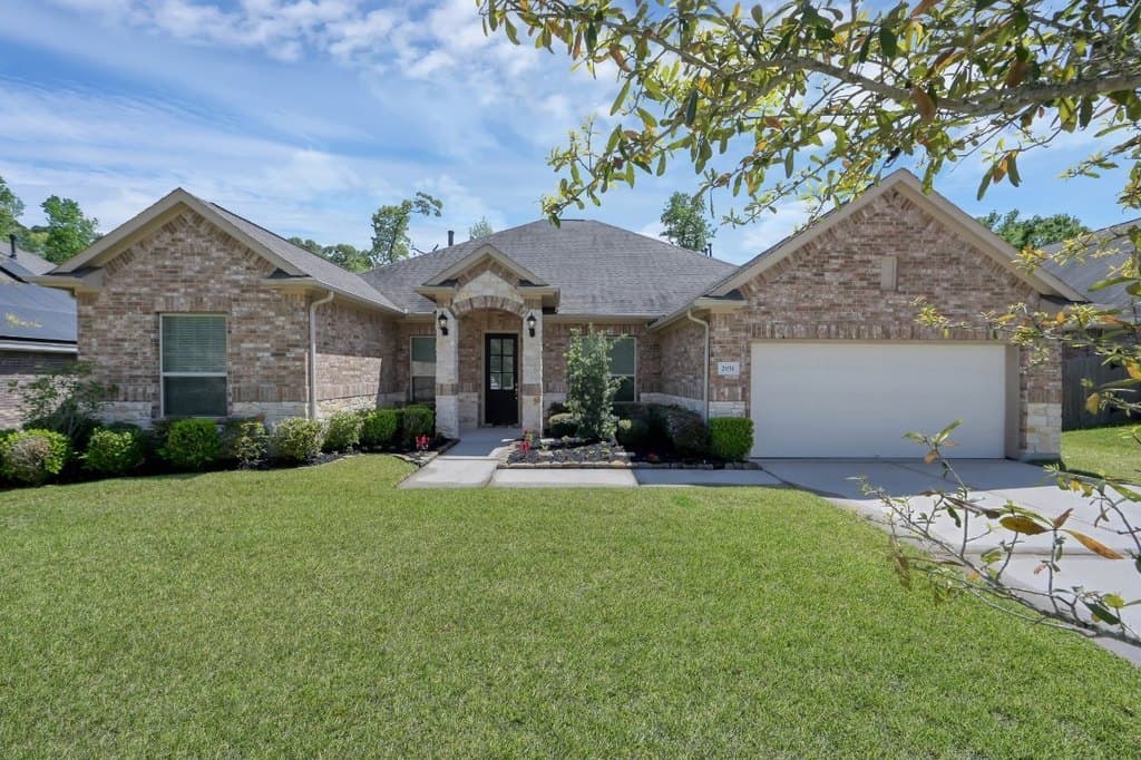 4 bedroom house for sale at 2051 Brookmont Dr Conroe 77301 - $543,000
