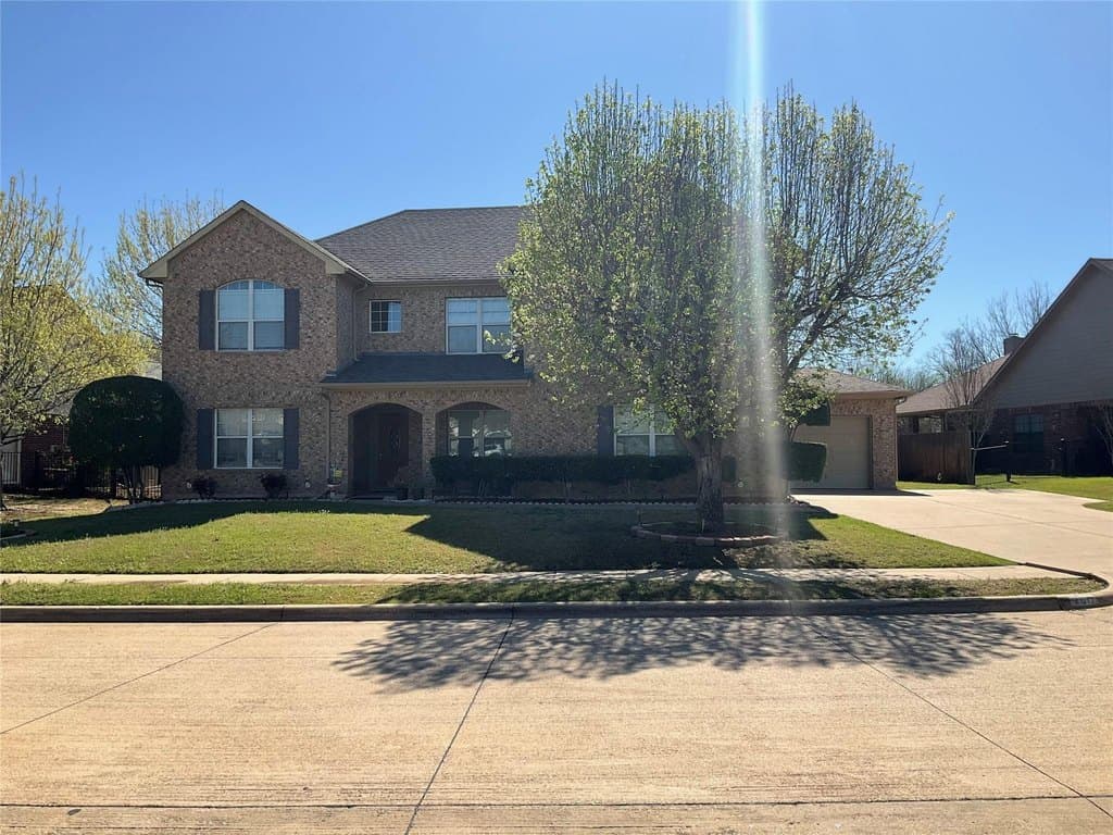 5 bedroom house for sale at 2617 Glen Ranch Dr Burleson - $545,900