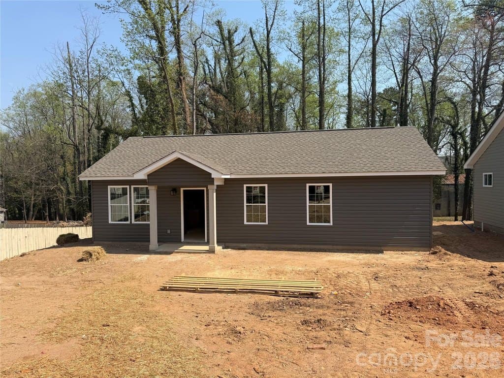 3 bedroom house for sale at 1298 18th St NE Hickory 28601 - $229,900