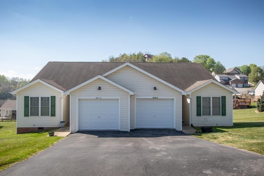 4 bedroom condo townhome rowhome coop for sale at 20892 Deer Run Dr Abingdon - $350,000