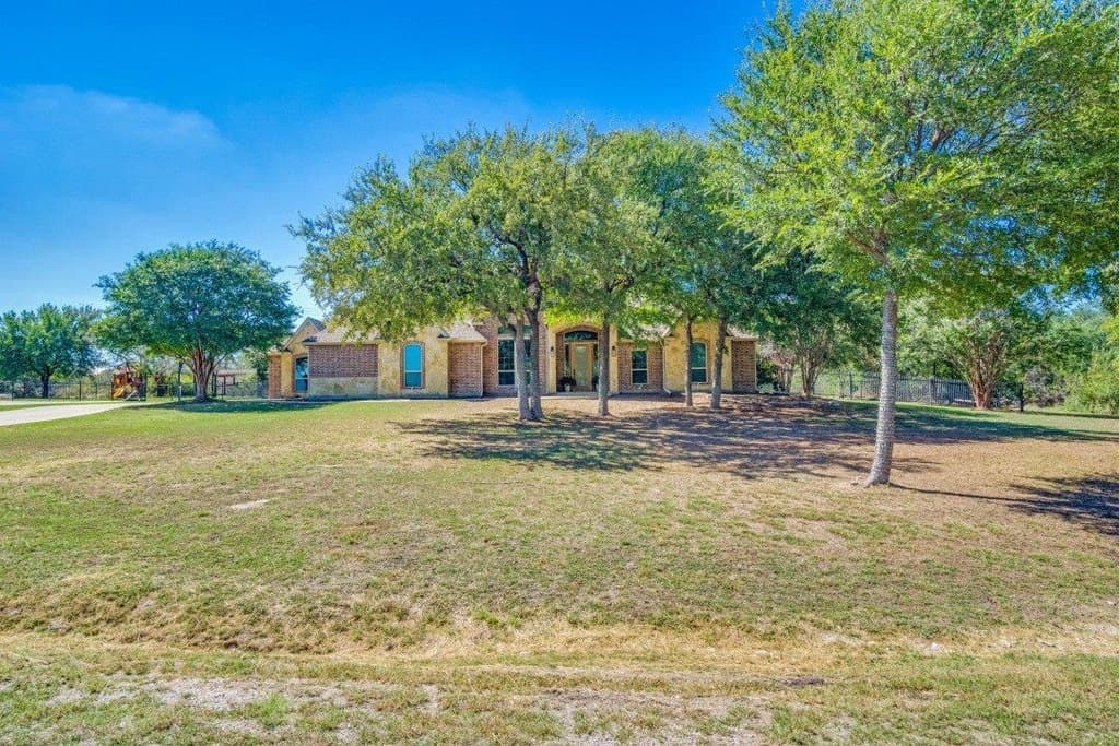 4 bedroom house for sale at 214 Deer Creek Dr Annetta - $738,900