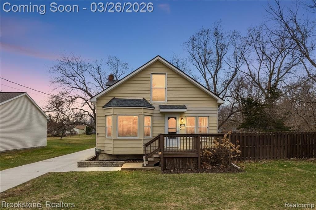 3 bedroom house for sale at 2281 Dexter Rd Auburn Hills - $240,000