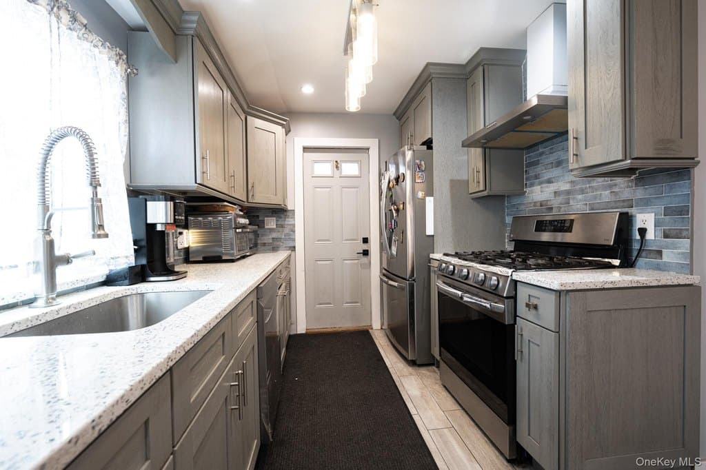 4 bedroom house for sale at 13 E Walnut St Central Islip - $629,000