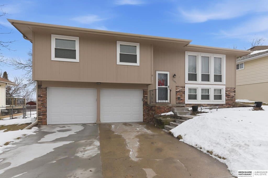 3 bedroom house for sale at 13801 Edna St Chalco - $275,000