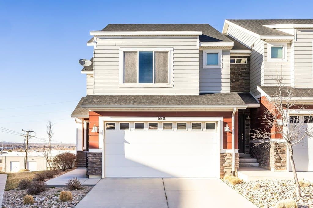 3 bedroom townhouse for sale at 688 W Gallant Dr Bluffdale - $460,000