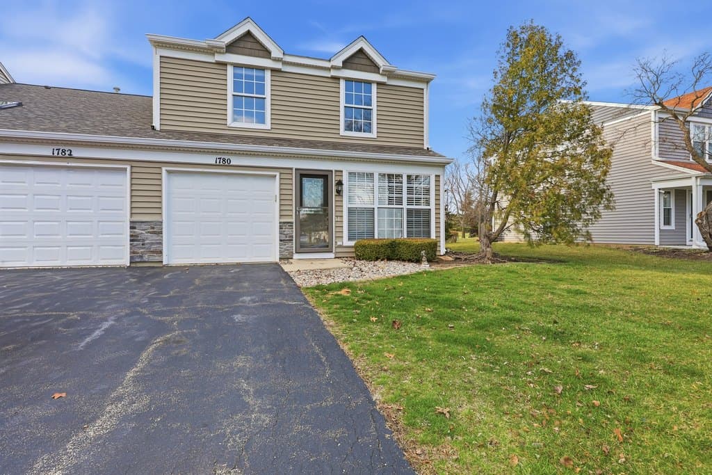 3 bedroom townhouse for sale at 1780 Pebble Beach Cir Elgin 60123 - $295,000