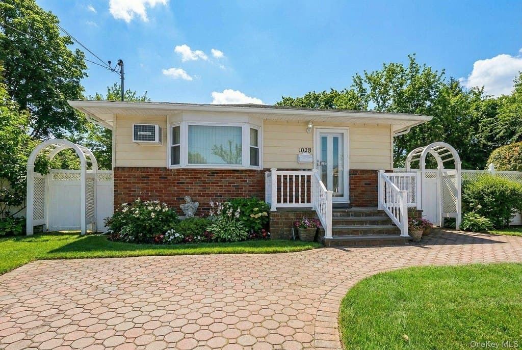 3 bedroom house for sale at 1028 Thomas Ave Baldwin - $799,000