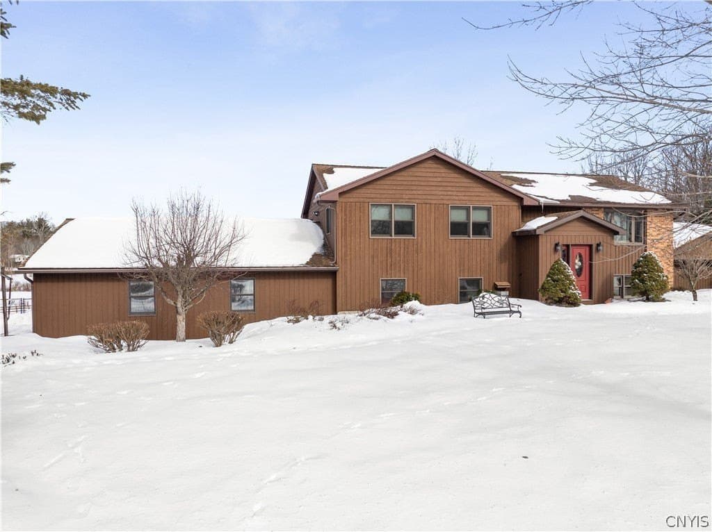 6 bedroom house for sale at 29 Meadowbrook Ln Central Square - $469,900