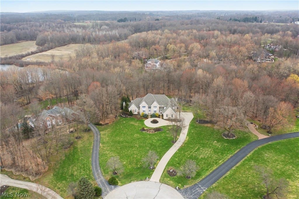 6 bedroom house for sale at 16770 Staffordshire Ct Chagrin Falls - $1,475,000