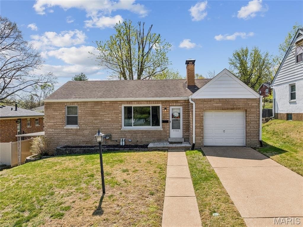 2 bedroom house for sale at 9304 Lenard Ct Affton - $200,000