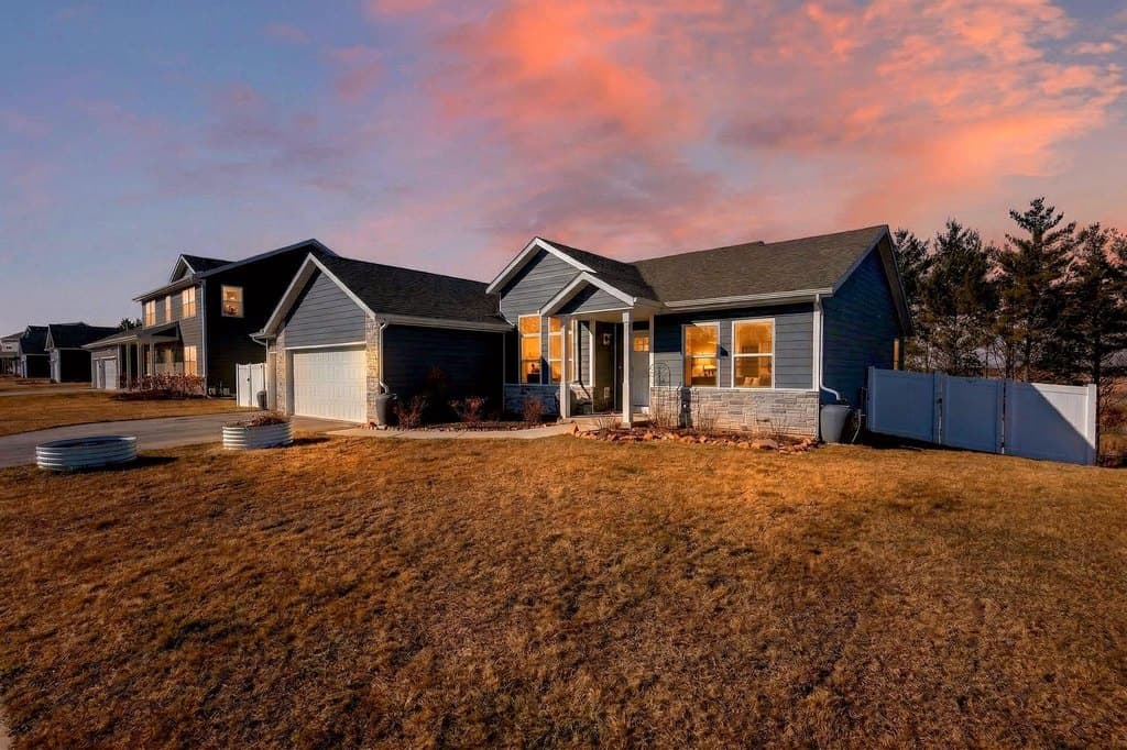 3 bedroom house for sale at 921 Colt Dr Belleville - $535,000