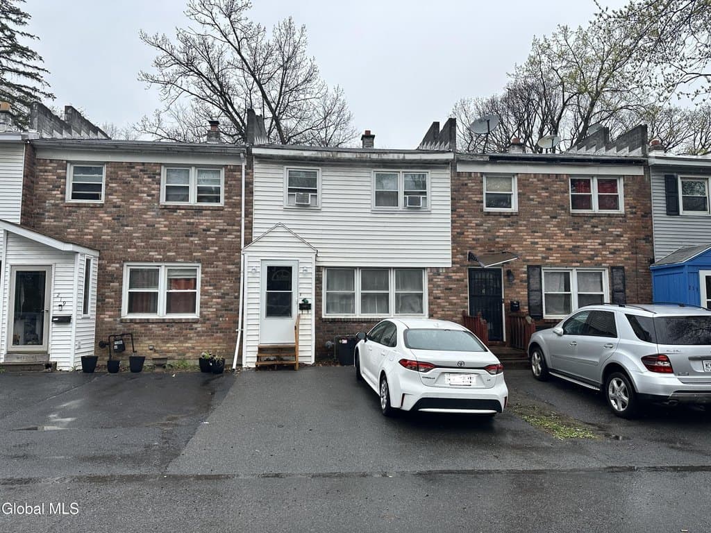 3 bedroom townhouse for sale at 217 Mount Hope Dr Albany - $180,000