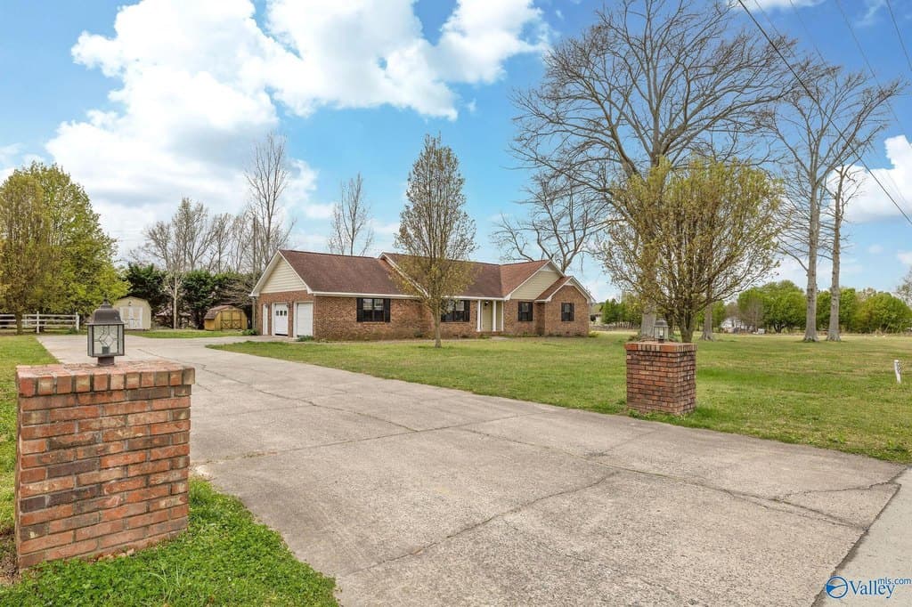 3 bedroom house for sale at 900 Section Line Rd Albertville - $289,000
