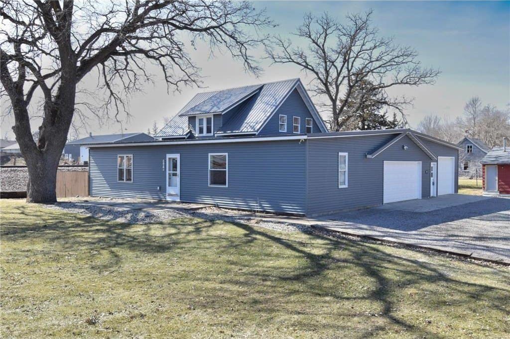 3 bedroom house for sale at 304 5th Ave N Brownton - $300,000