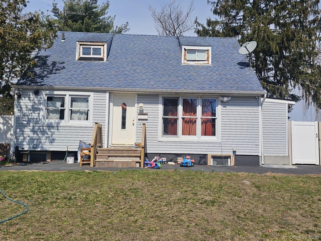 4 bedroom house for sale at 29 Hickory St Central Islip - $649,900