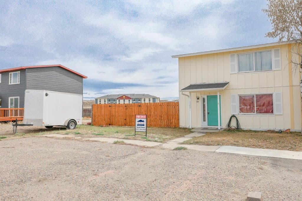 2 bedroom house for sale at 3280 Roosevelt Way Apt A Rock Springs 82901 - $179,900