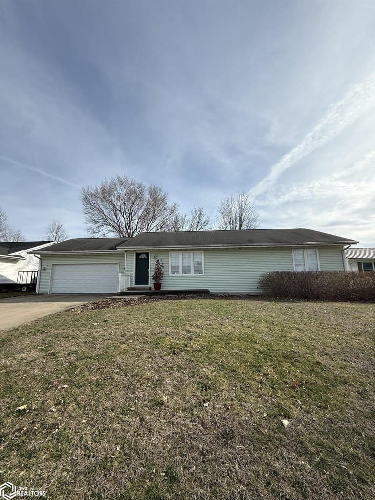3 bedroom house for sale at 1807 Koestner St Burlington - $249,000