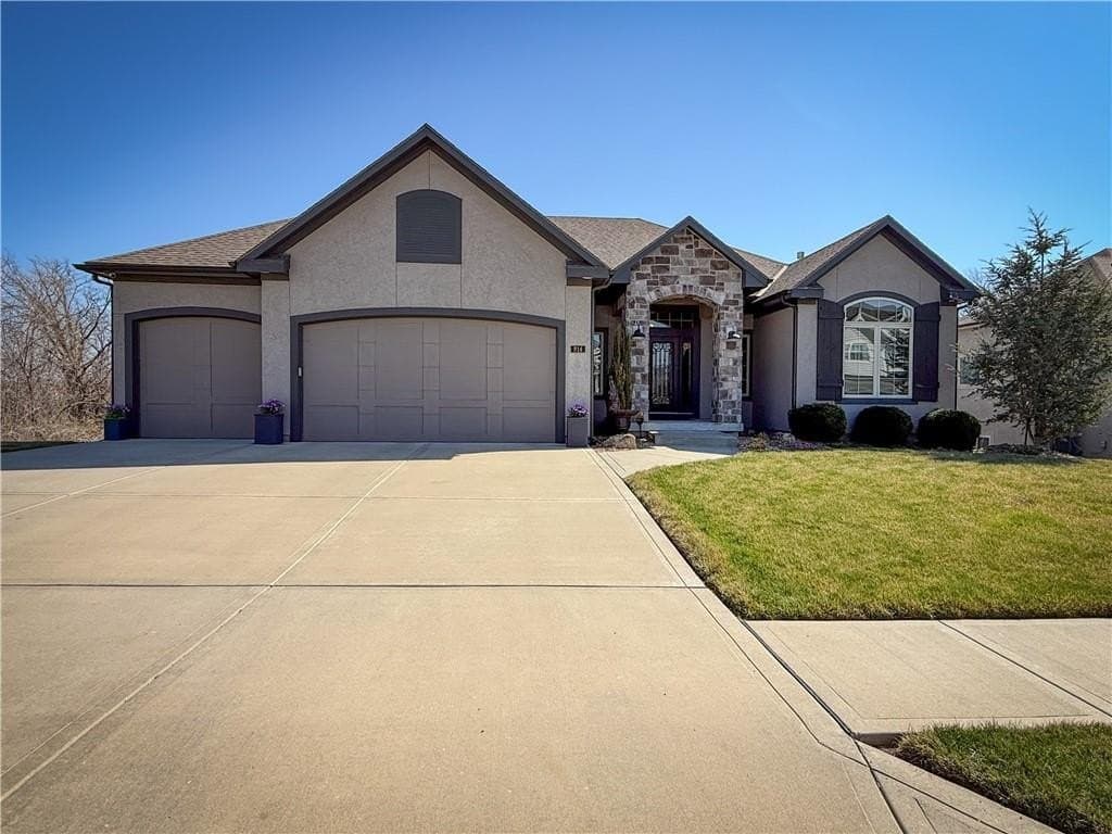 4 bedroom house for sale at 814 Creekmoor Dr Raymore 64083 - $775,000