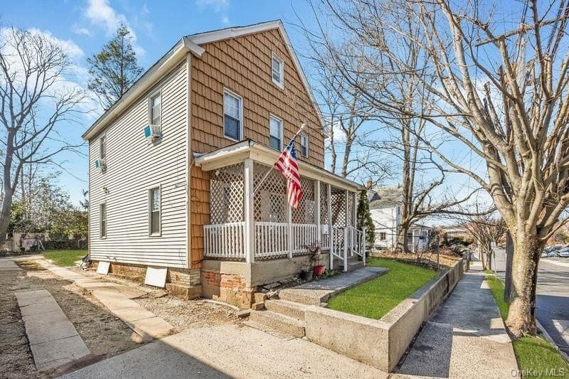 4 bedroom house for sale at 16 Mackey Ave Port Washington 11050 - $999,000