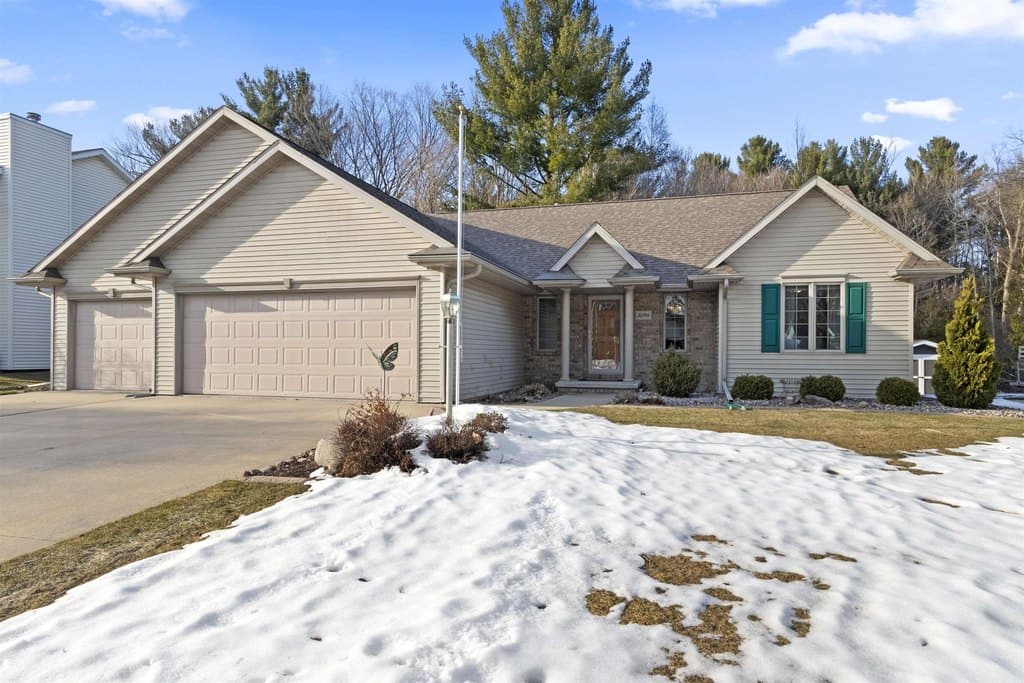 3 bedroom house for sale at 3096 Lepak Ln Green Bay 54313 - $429,900
