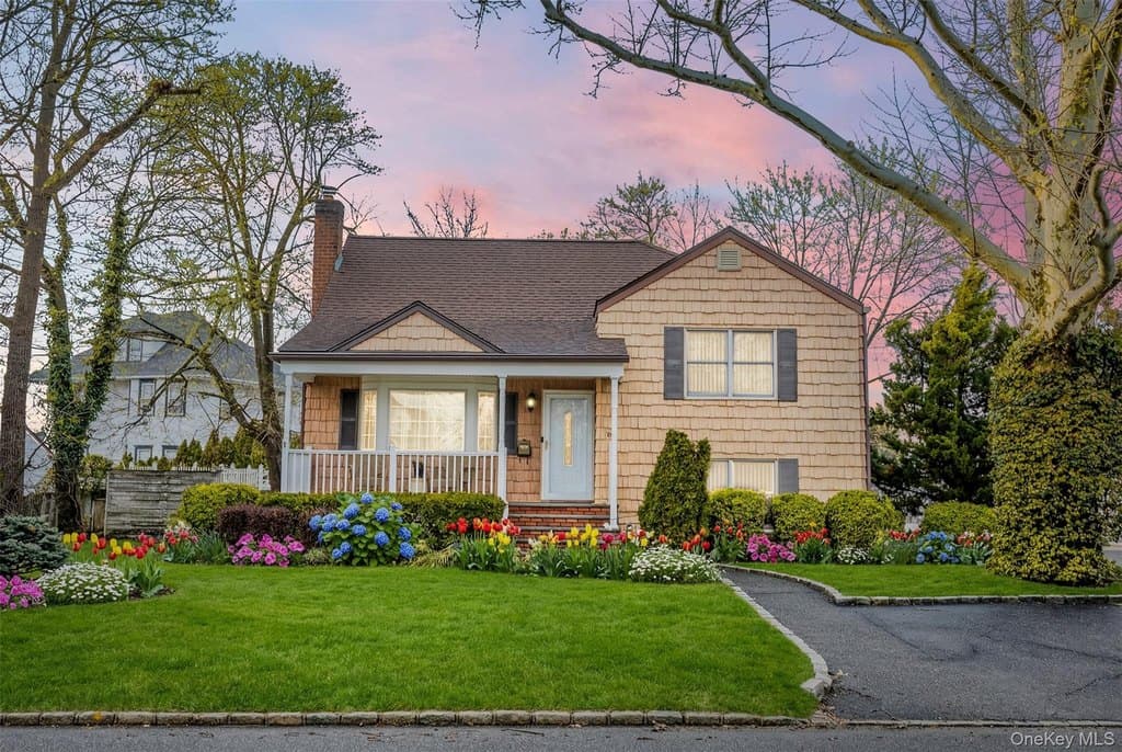 3 bedroom house for sale at 88 Evans Ave Albertson - $998,000