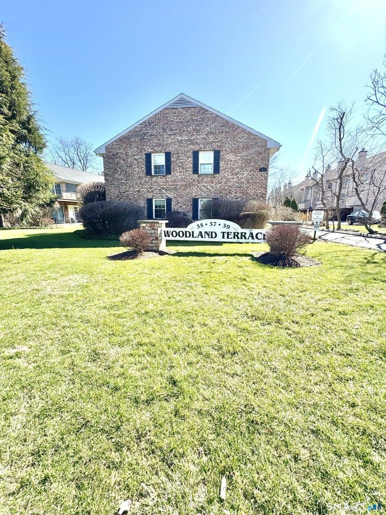 2 bedroom townhouse for sale at 39 Woodway Rd Apt C5 Stamford - $375,000