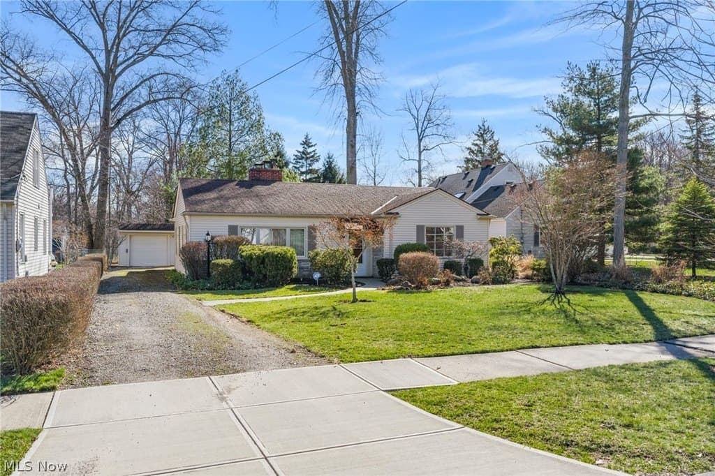2 bedroom house for sale at 455 Vineland Rd Bay Village - $274,900