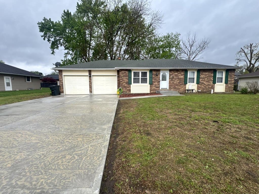 3 bedroom house for sale at 1015 S Ann Dr Marshall 65340 - $235,000