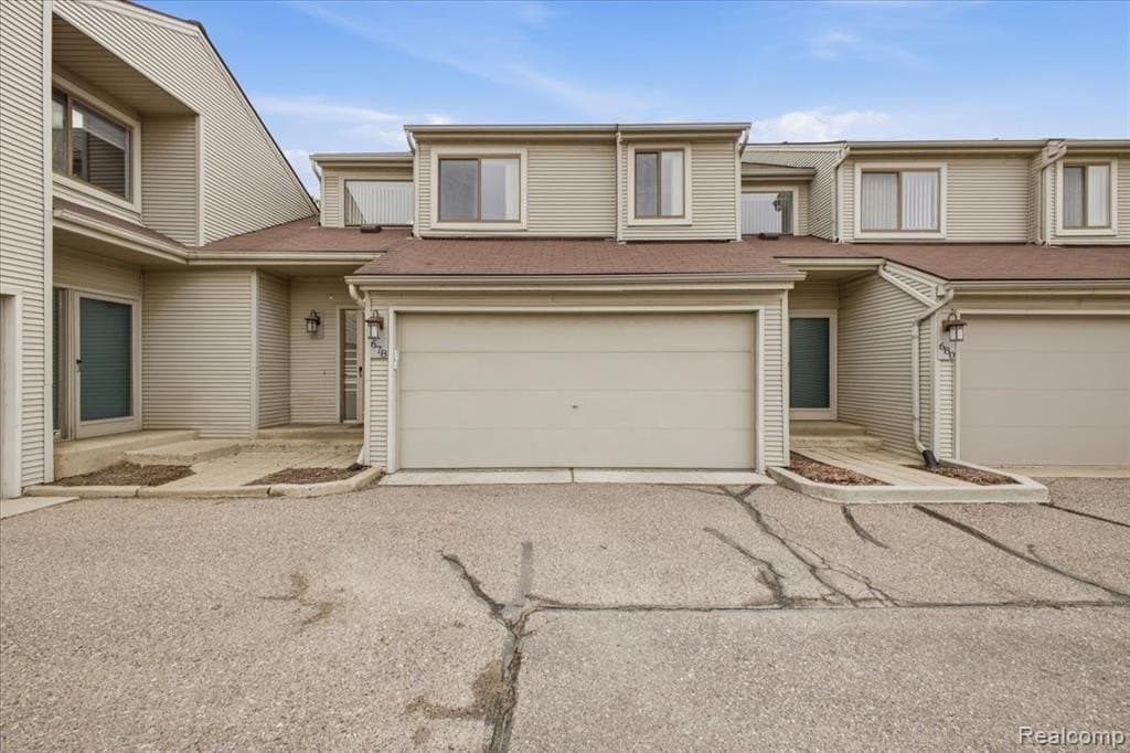 2 bedroom townhouse for sale at 678 Highgate Mews Rochester Hills 48307 - $269,900