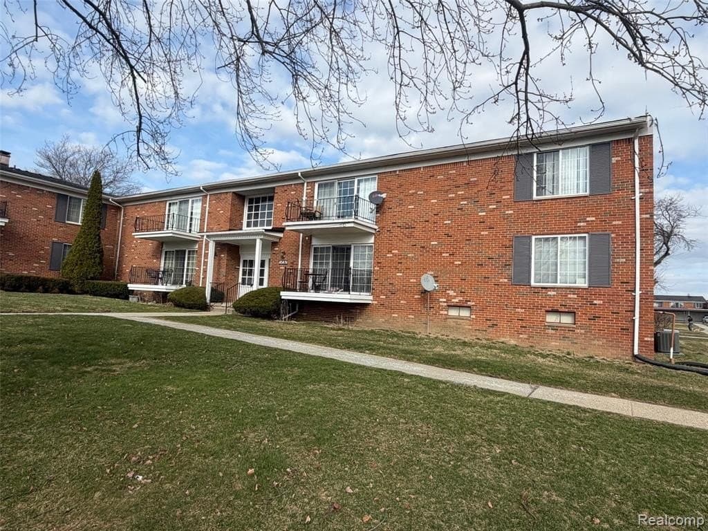 2 bedroom condo for sale at 454 Fox Hills Dr N Bloomfield Hills - $150,000