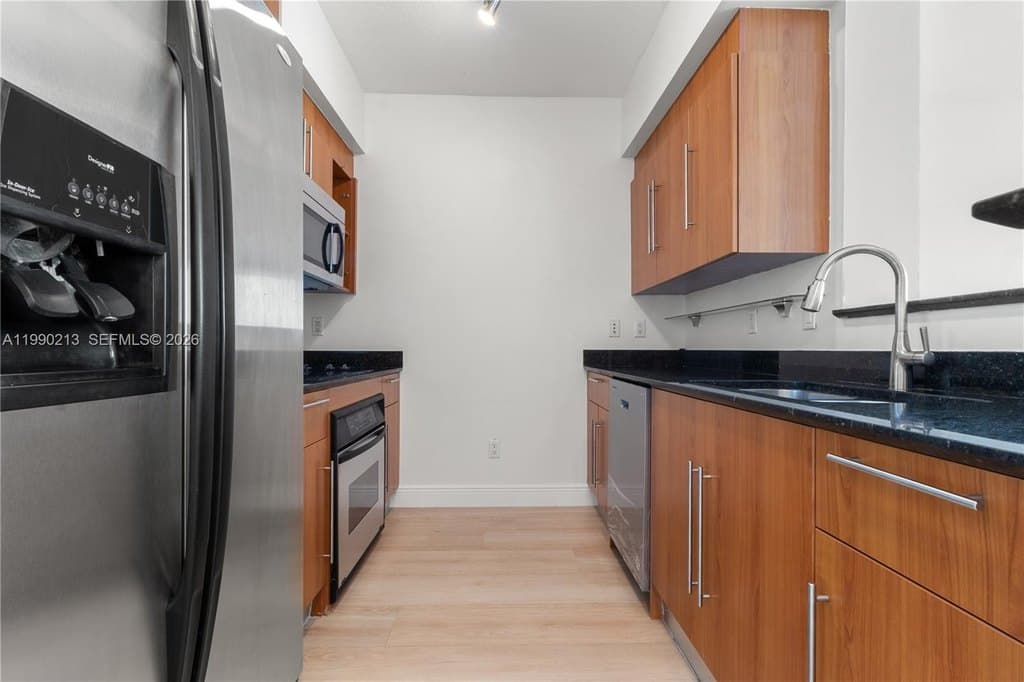 1 bedroom condo for sale at 325 S Biscayne Blvd Apt 1718 Miami Beach 33131 - $440,000