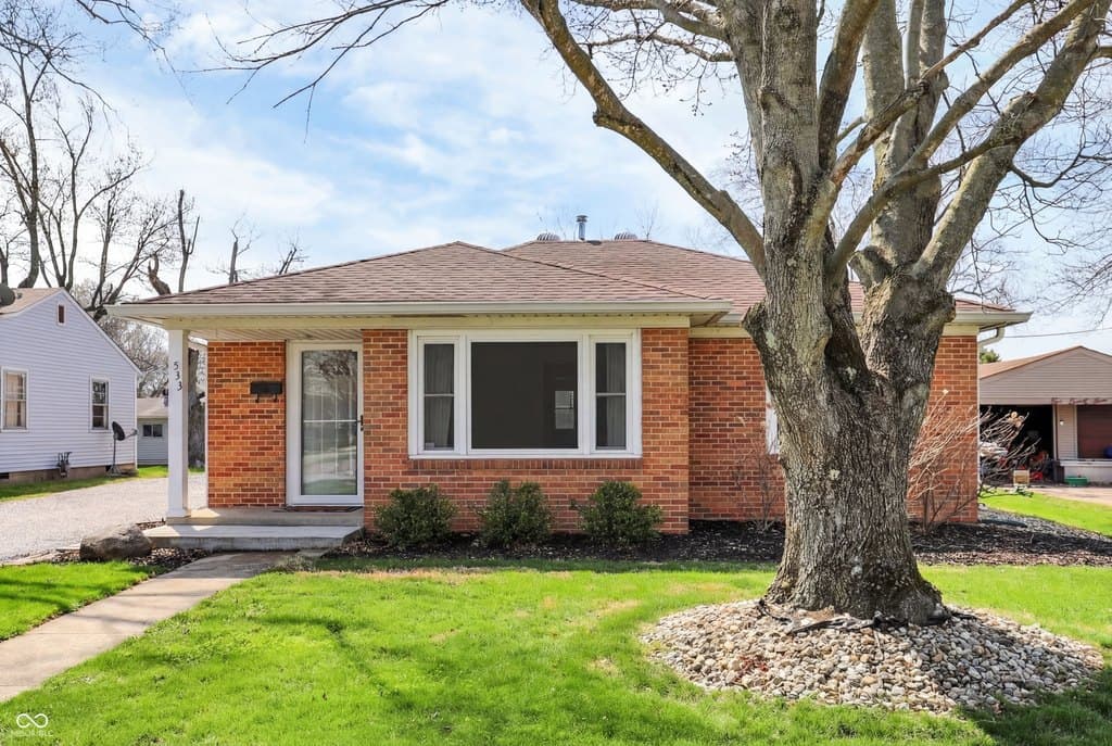 2 bedroom house for sale at 533 E College Ave Brownsburg 46112 - $229,900