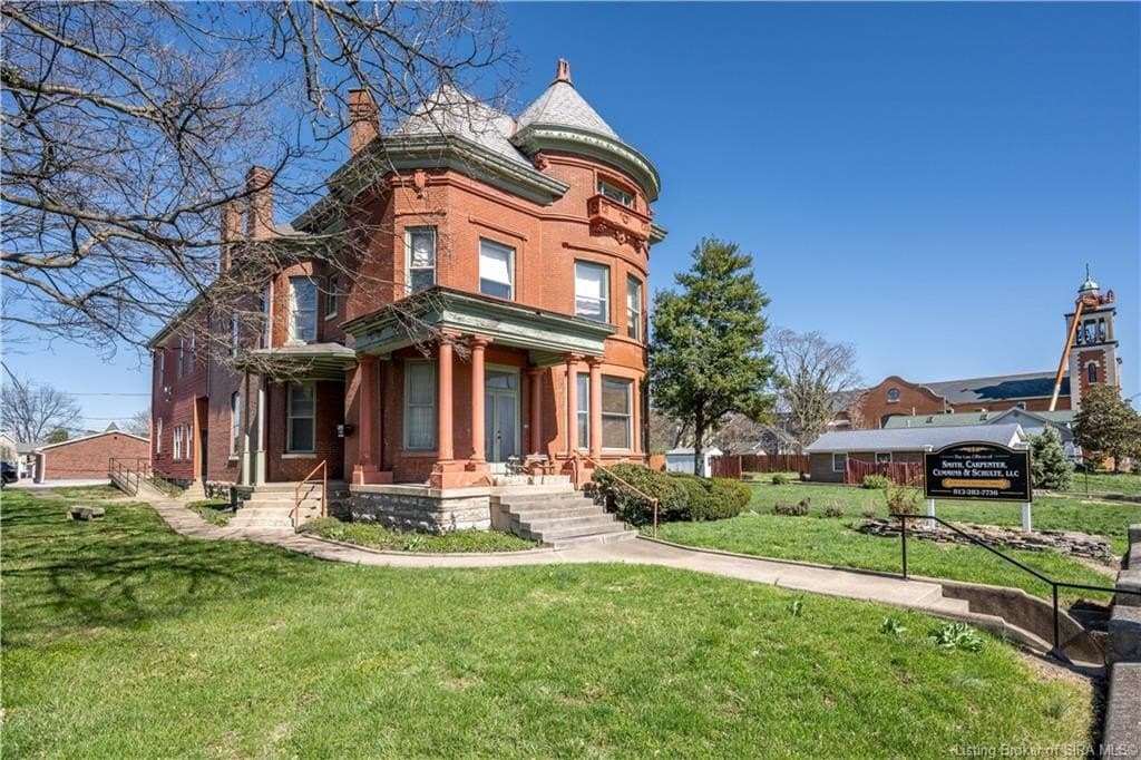 5 bedroom house for sale at 209 E Chestnut St Jeffersonville 47130 - $650,000