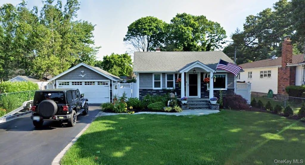 3 bedroom house for sale at 17 Grove St Sayville 11782 - $789,999