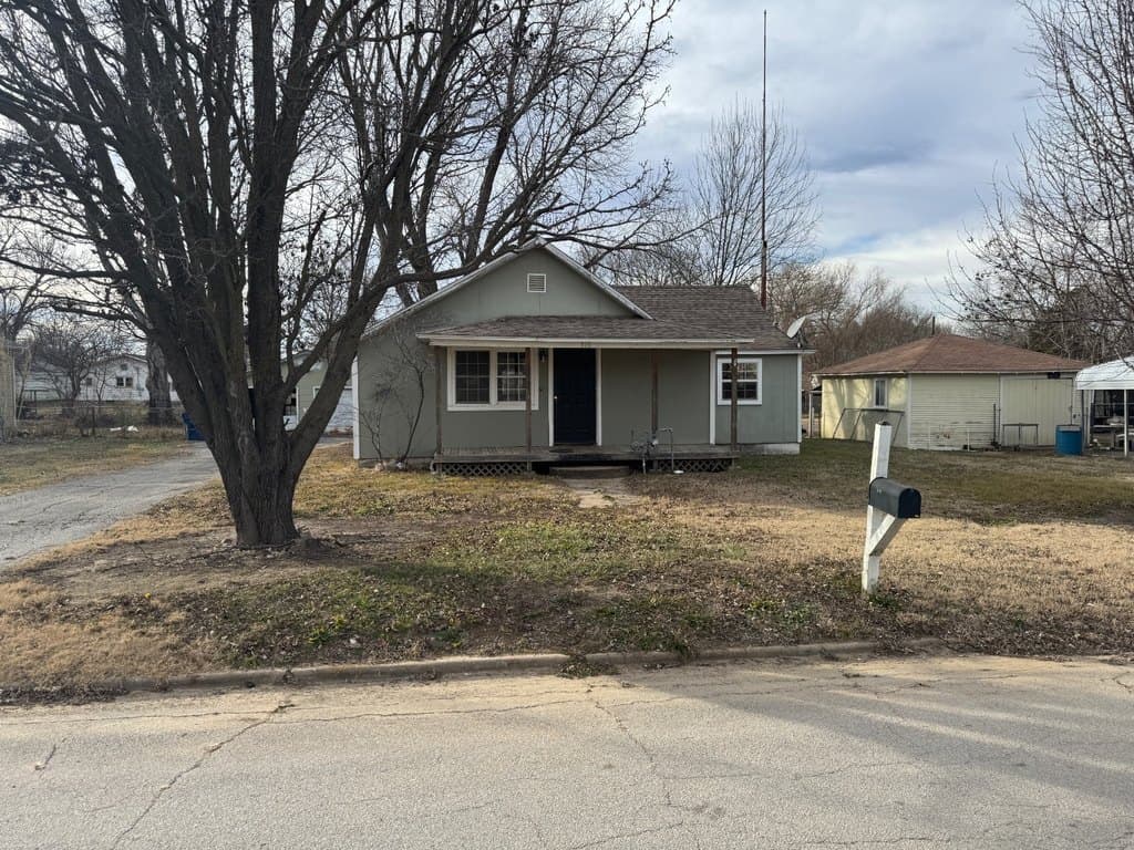 3 bedroom house for sale at 519 N Wood St Caney - $26,320