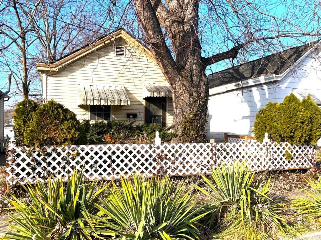 2 bedroom house for sale at 12 Boone St Bromley - $74,900