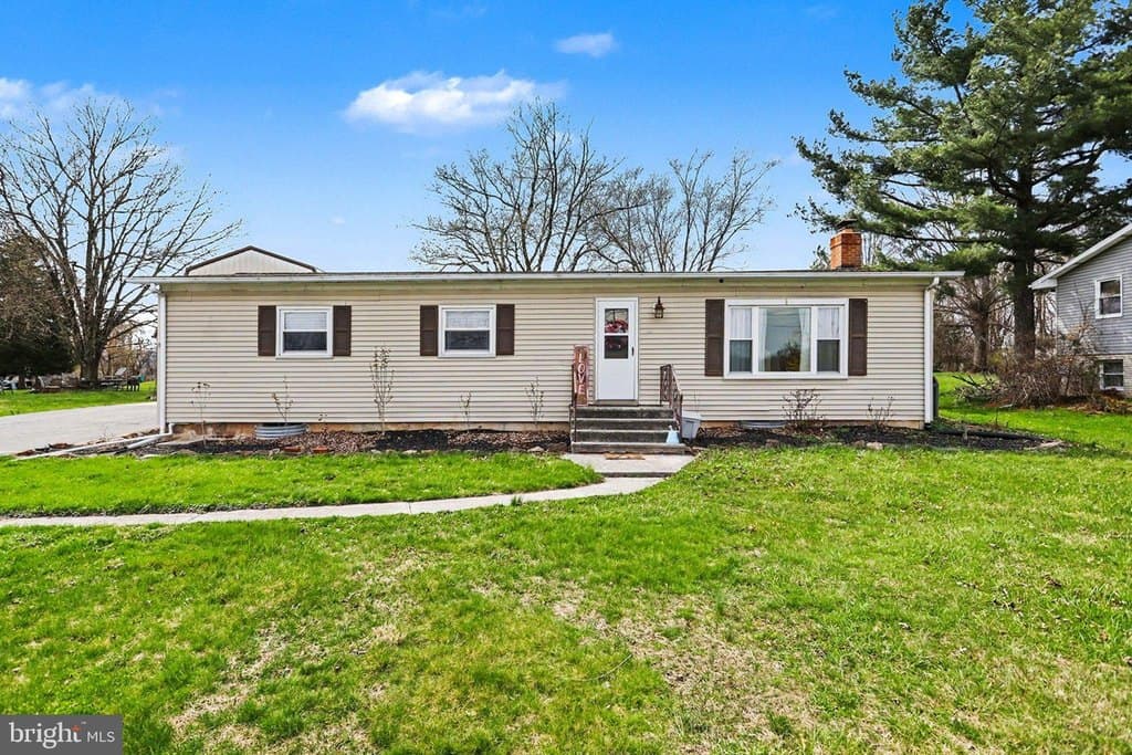 3 bedroom house for sale at 32 Pine Rd Abbottstown - $285,000