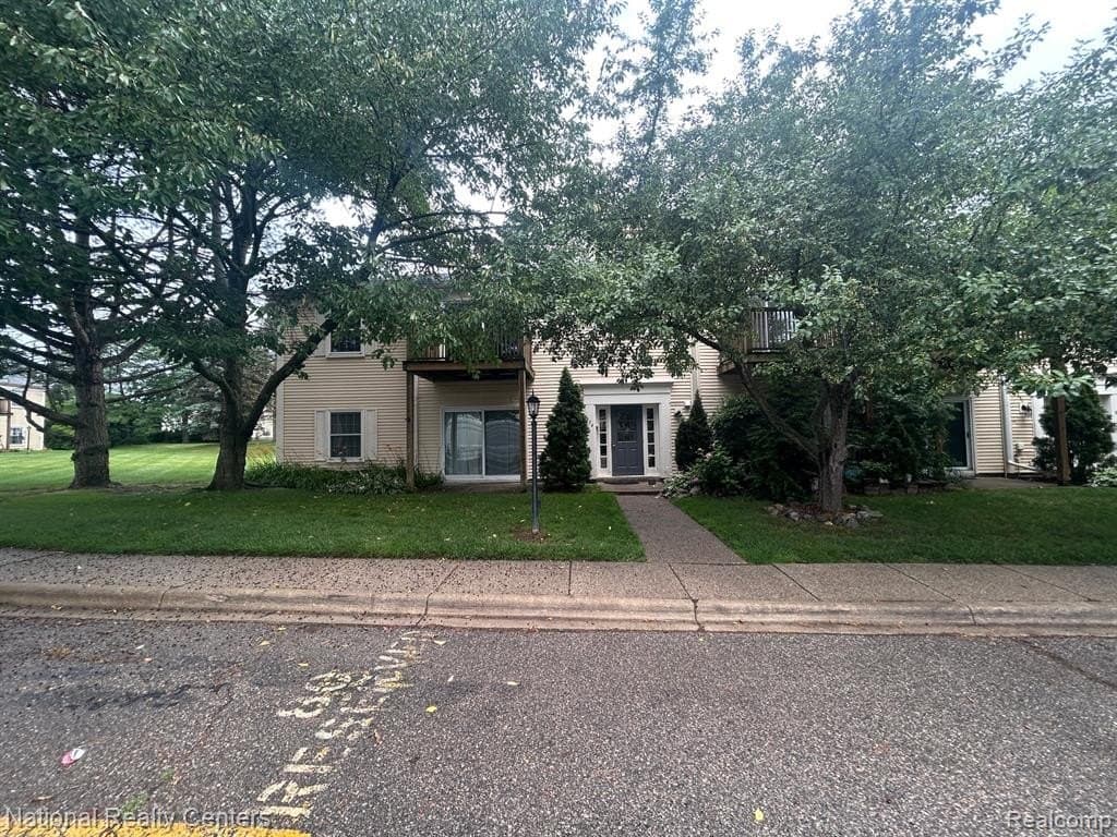 2 bedroom condo for sale at 924 Chestnut Hill Dr Apt A Auburn Hills - $145,000