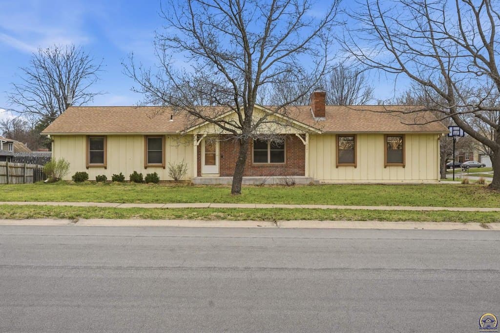 3 bedroom house for sale at 2601 SW Kingsrow Rd Topeka 66614 - $215,000