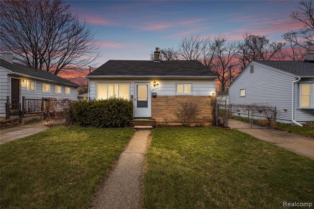 2 bedroom house for sale at 28980 Dawson St Garden City 48135 - $145,000