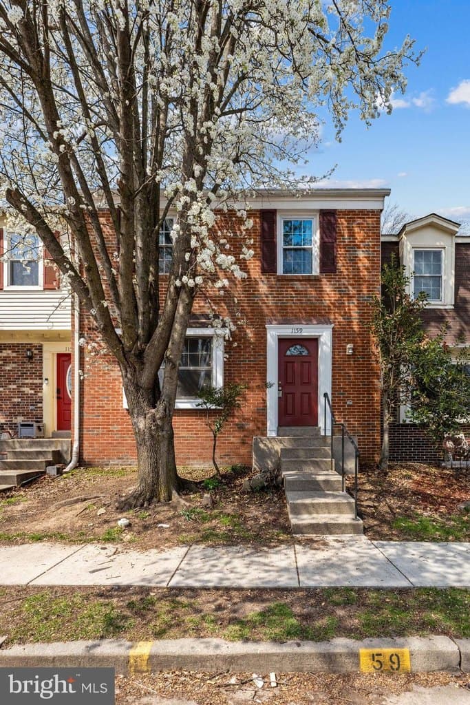 3 bedroom townhouse for sale at 1159 Lisa Ct Herndon 20170 - $500,000