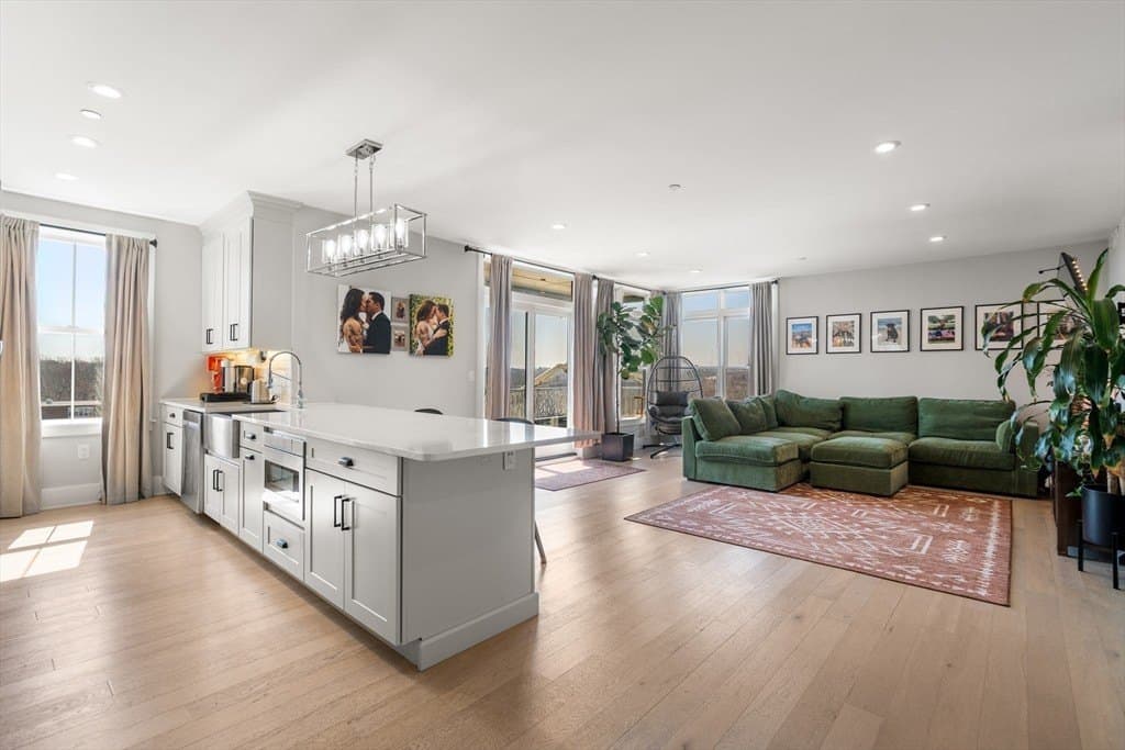 2 bedroom condo for sale at 11 Oak Grove Ter Unit 301 Quincy 02169 - $725,000