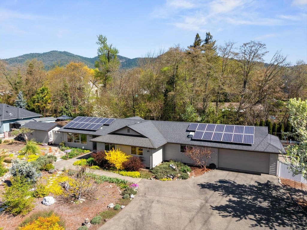 3 bedroom house for sale at 620 NW Morgan Ln Grants Pass 97526 - $499,000