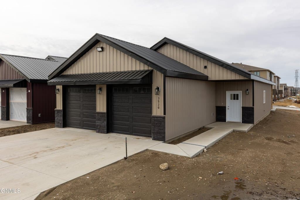 3 bedroom house for sale at 3520 Calgary Pt Bismarck - $390,000