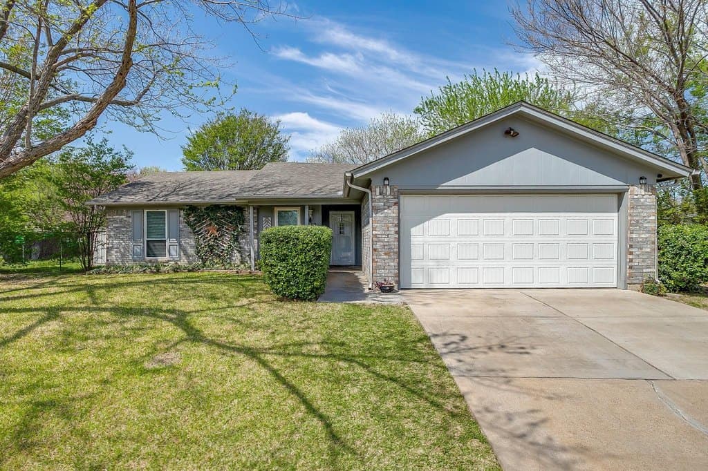 3 bedroom house for sale at 512 Parkridge Blvd Burleson - $270,000