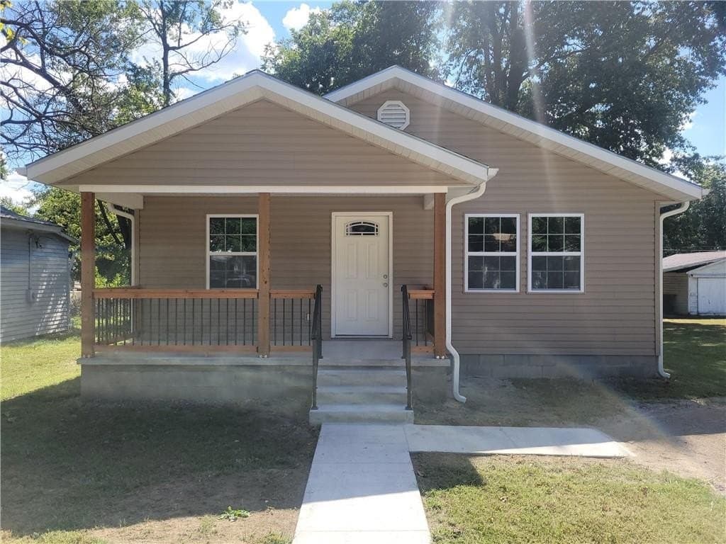 2 bedroom house for sale at 208 E Washington St Arma - $148,900