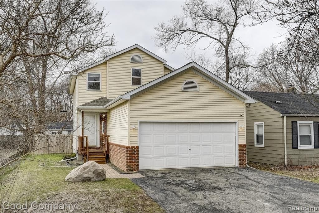 3 bedroom house for sale at 22723 Middlebelt Rd Farmington Hills 48336 - $250,000