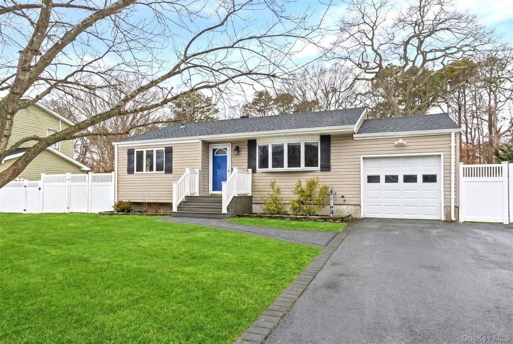 3 bedroom house for sale at 432 Bohemia Pkwy Sayville 11782 - $649,999